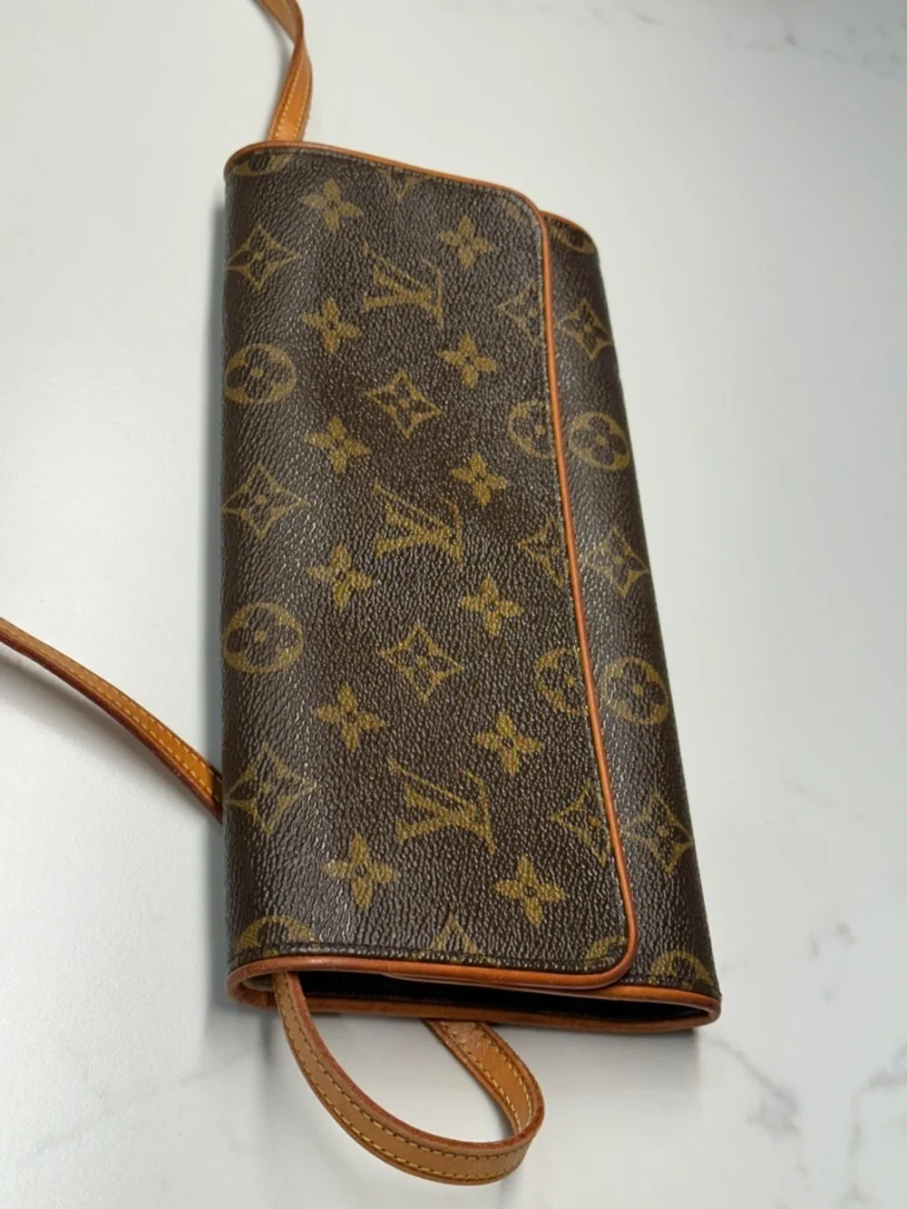 Louis Vuitton Monogram Shoulder/Crossbody Pouchette in Classic LV Monogram - Picture 2 of 16